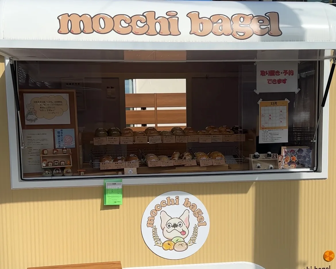 松山市内を走る黄色いキッチンカー もっちべーぐる